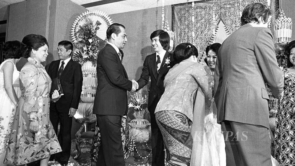 Gubernur Ali Sadikin menghadiri resepsi pernikahan juara bulutangkis All England 8 kali, Rudy Hartono Kurniawan dan gadis pilihannya Jane Anwar di Hotel Hilton, Jakarta, Minggu (14/11/1976).