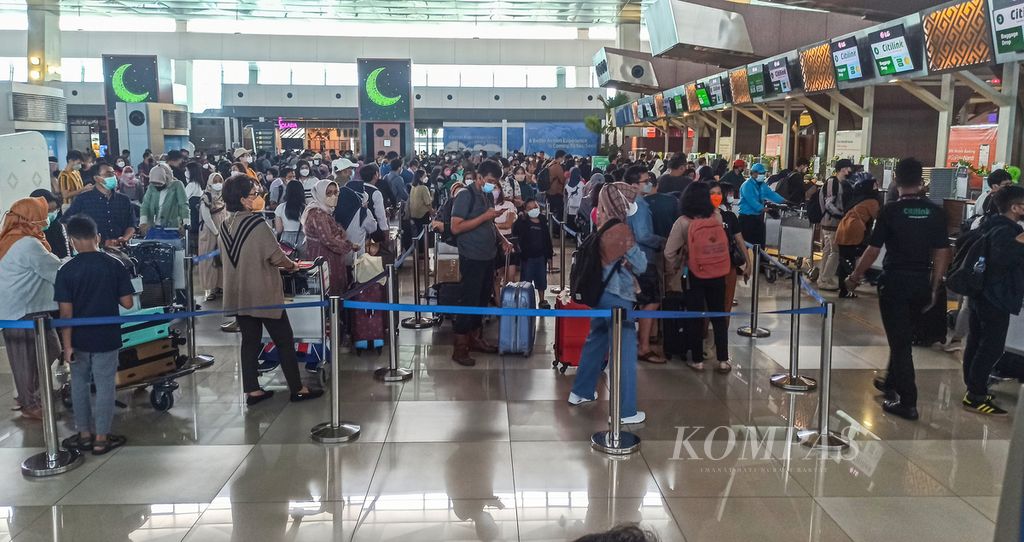 Line of prospective airplane passengers at Terminal 3 of Soekarno-Hatta Airport, Cengkareng, Banten, Sunday (8/5/2022). The flow of aircraft passengers through this airport looks high in line with the return flow of the Eid al-Fitr 2022 holiday.