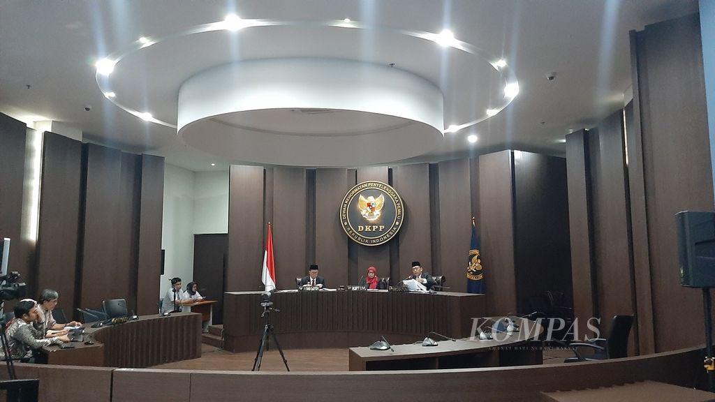Ketua Majelis DKPP Ratna Dewi Pettalolo didampingi anggota Majelis DKPP, I Dewa Kade Wiarsa dan M Tio Aliansyah, saat sidang pembacaan putusan di ruang sidang DKPP, Jakarta, Rabu (25/10/2023).
