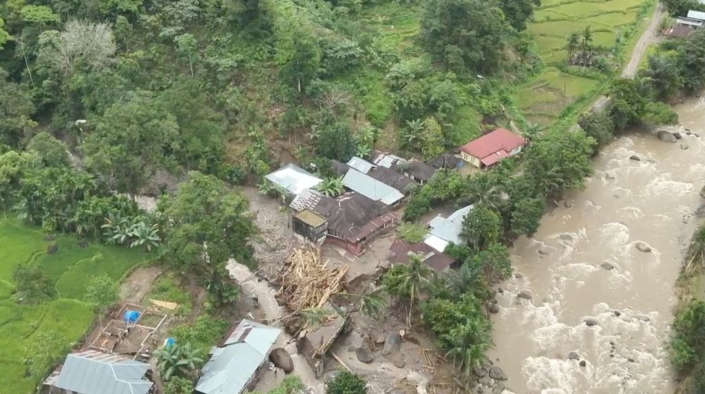 Foto udara salah satu permukiman yang terdampak banjir bandang di Kampung Langgai, Nagari Gantiang Mudiak Utara Surantih, Kecamatan Sutera, Pesisir Selatan, Sumatera Barat, Minggu (10/3/2024).