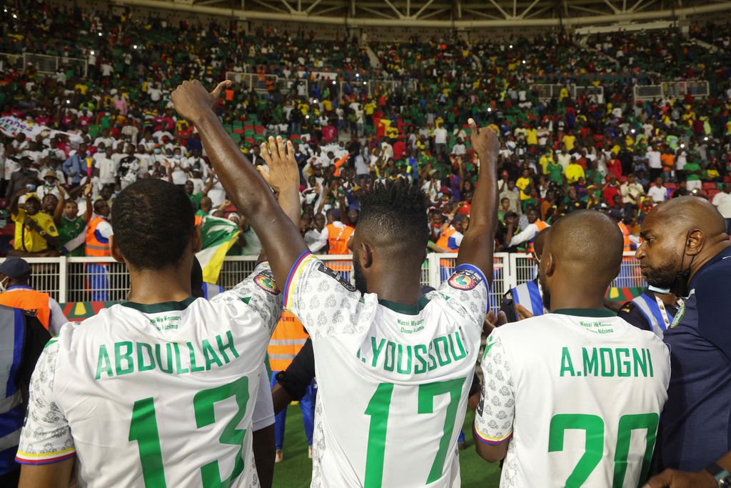 Pemain Komoro, Rafidine Abdullah, Youssouf Ibroihim, dan Ahmed Mogni (dari kiri ke kanan), menyambangi pendukung Komoro seusai laga babak 16 besar Piala Afrika 2021, Selasa (25/2/2022) dini hari WIB, di Stadion Stadion Paul Biya, Kamerun. Mimpi Komoro untuk melanjutkan kejutan digagalkan Kamerun dengan skor 1-2.