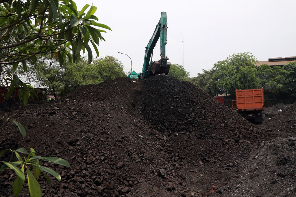 Aktivitas pemindahan batubara dari lahan penyimpanan untuk dinaikkan ke dalam truk dan dibawa ke pabrik pengolahan di Cakung, Jakarta Utara, Rabu (12/10/2022). 