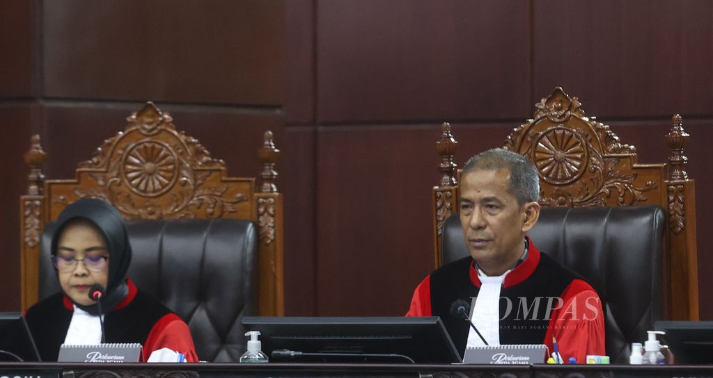 Hakim konstitusi Saldi Isra (kanan) dan Enny Nurbaningsih mengiikuti sidang pembacaan putusan Perselisihan Hasil Pemilihan Umum Pilpres 2024 oleh hakim konstitusi di Mahkamah Konstitusi, Jakarta, Senin (22/4/2024). 