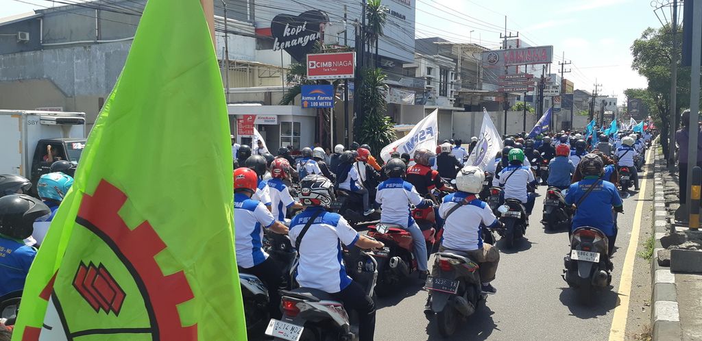 Joining the workers from Pasuruan on their way to Surabaya. Thousands of workers in Sidoarjo held a rally commemorating Labor Day on Wednesday (5/1/2024) at Puri Surya Jaya.