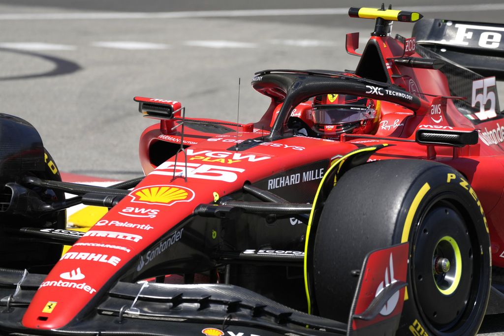 Pebalap Ferrari Carlos Sainz mengemudikan mobilnya pada sesi latihan pertama Grand Prix Formula 1 Monako, Jumat (26/5/2023). Sainz mencatat waktu tercepat pada sesi latihan pertama ini.
