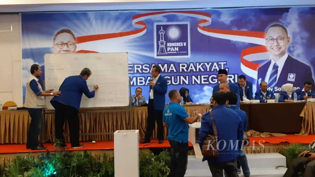 Suasana penghitungan suara dalam pemilihan ketua umum Partai Amanat Nasional (PAN) periode 2020-2025 saat Kongres V PAN, di Kendari, Sulawesi Tenggara, Selasa (11/2/2020).