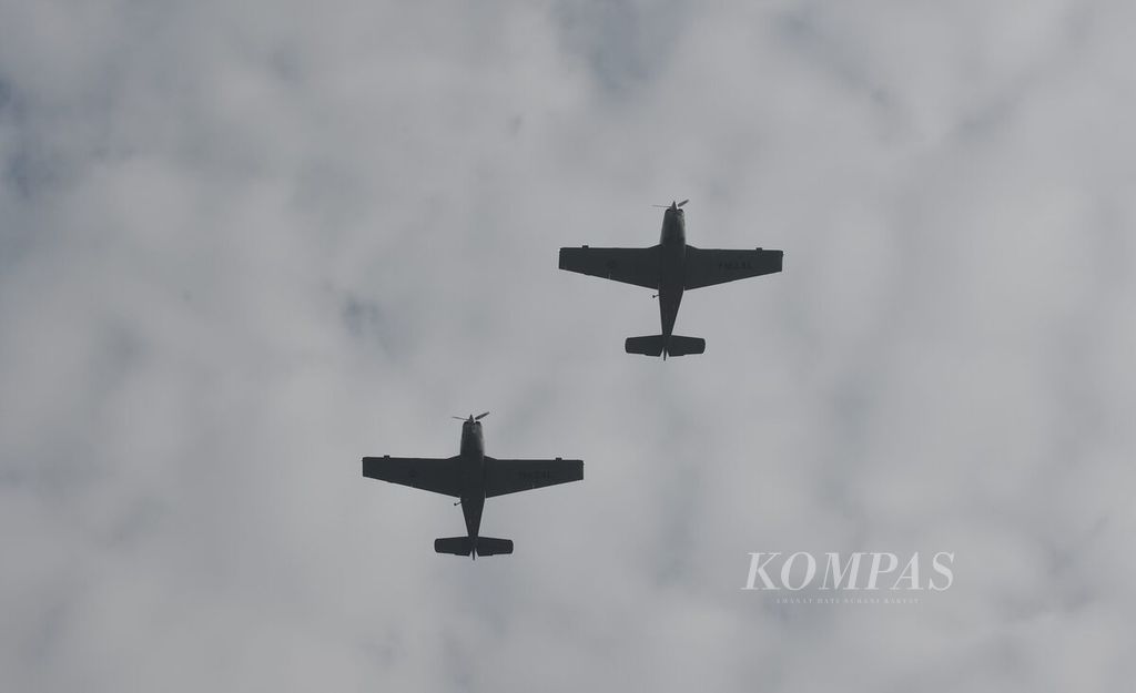 Pesawat udara yang diidentifikasikan sebagai musuh melakukan serangan udara dalam gelar latihan pertahanan pangkalan "Armada Siaga" di Pangkalan Koarmada II, Surabaya, Jawa Timur, Rabu (7/92022). 