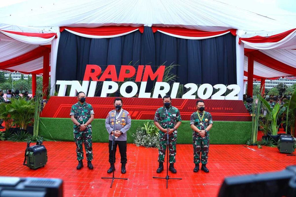 Kapolri Jenderal Listyo Sigit Prabowo (dua dari kiri) dan KSAL Laksamana Yudo Margono (dua dari kanan) setelah acara Rapim TNI-Polri 2022 di Jakarta. Selasa (1/3/2022).