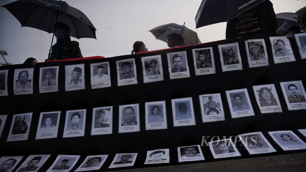 Sejumlah potret korban pelanggaran HAM Berat dipampang dalam Aksi Kamisan ke-794 di seberang Istana Merdeka, Jakarta, Kamis (9/11/2023). 