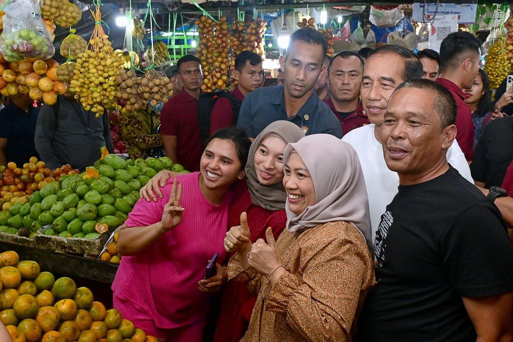 Pedagang dan pengunjung Pasar Buah Berastagi berfoto bersama Presiden Joko Widodo yang berkunjung, Sabtu (13/4/2024).