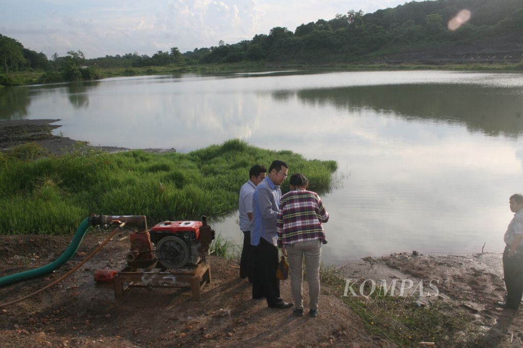 Tim Komnas HAM melihat lokasi (kolam) bekas tambang batubara di daerah Sambutan, Samarinda, Kaltim, akhir Mei 2015. 