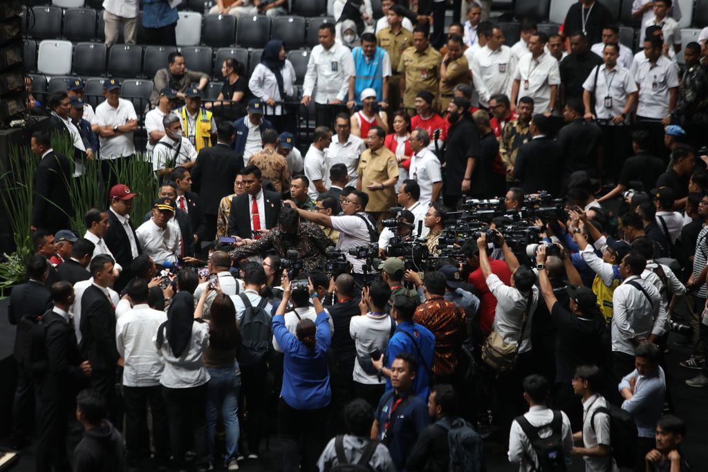 Wartawan mewancarai Presiden Joko Widodo seusai Presiden meresmikan Indonesia Arena di kompleks olahraga Gelora Bung Karno, Senayan, Jakarta, Senin (7/8/2023). 