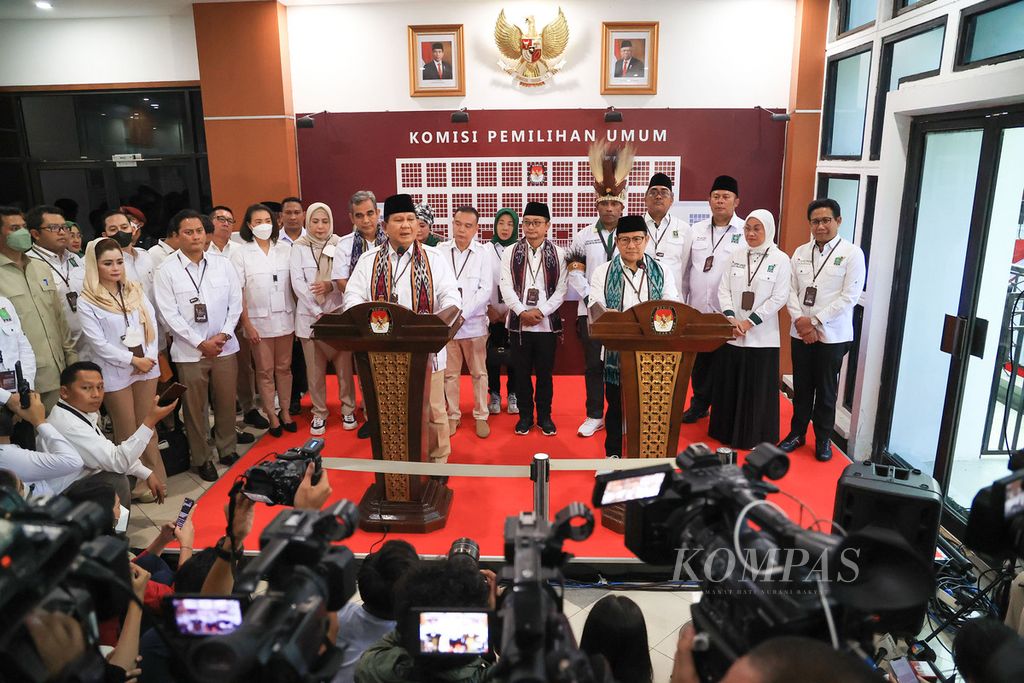 Ketua Umum Partai Gerindra Prabowo Subiyanto (kiri) bersama Ketua Umum Partai Kebangkitan Bangsa (PKB) Muhaimin Iskandar di Gedung Komisi Pemilihan Umum (KPU), Jakarta, Senin (8/8/2022).  