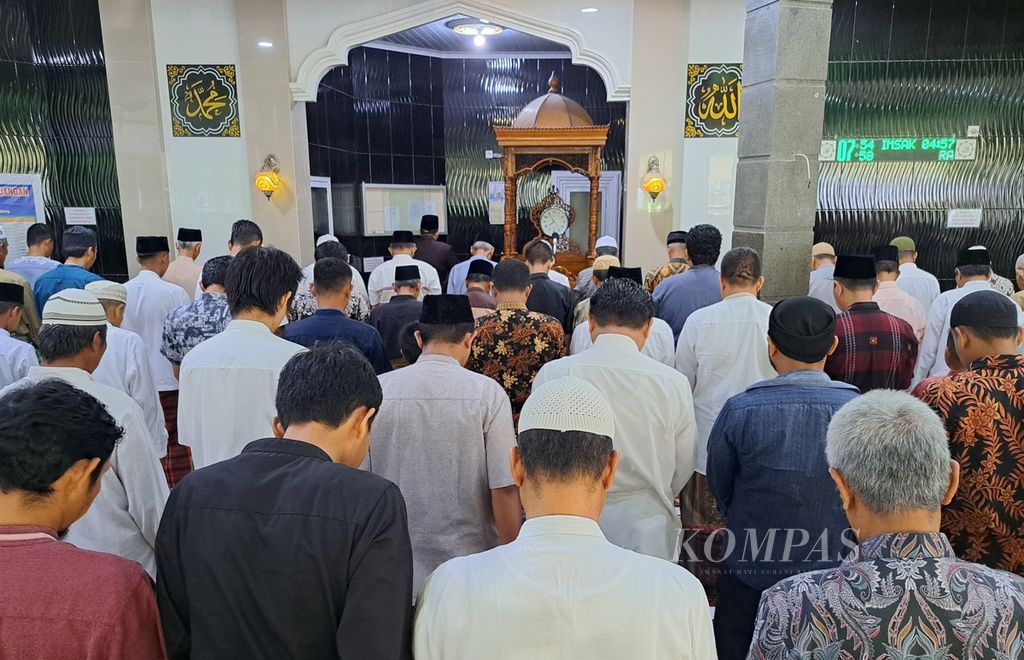 Jemaah mengikuti shalat Idul Adha 1444 Hijriah di Masjid Hadiqatul Iman, Kelurahan Dadok Tunggul Hitam, Kecamatan Koto Tangah, Kota Padang, Sumatera Barat, Rabu (28/6/2023). 
