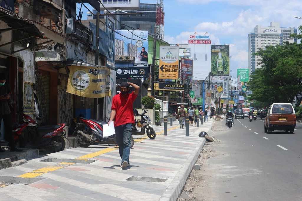 Kondisi revitalisasi trotoar Jalan Margonda Raya, Depok, Jawa Barat sudah mulai rampung, Selasa (29/11/2022). Terlihat masih ada beberapa sepeda motor yang diparkir di sepanjang trotoar tersebut.