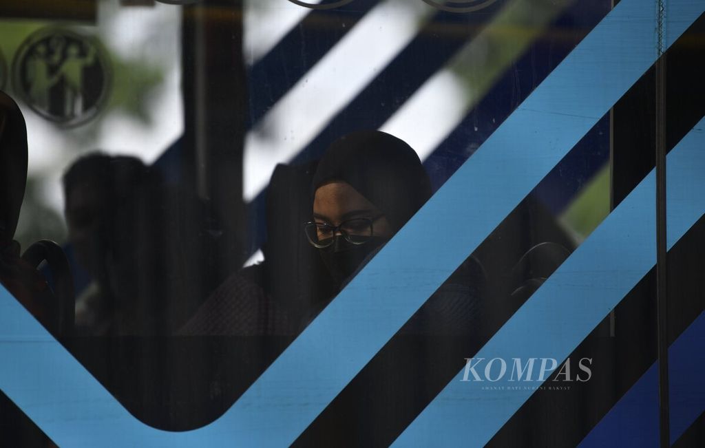 Penumpang berada di bus Transjakarta di Jalan Medan Merdeka Selatan, Jakarta Pusat, Sabtu (8/1/2022). Warga cenderung tetap beraktivitas di luar rumah saat akhir pekan dalam masa PPKM level 2 meski saat ini dibayangi lonjakan kasus baru Covid-19, terutama karena varian Omicron.