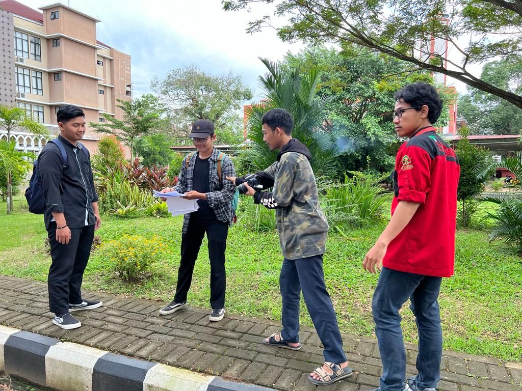 Mahasiswa Universitas Islam Negeri Alauddin, Makassar, yang tergabung dalam komunitas I-brand melakukan pengambilan gambar film di kampus, Rabu (15/6/2022).
