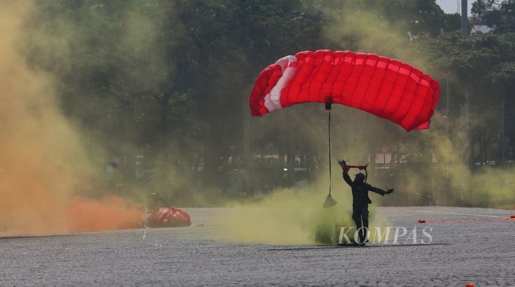 Penerjun payung beraksi saat gladi bersih hari ulang tahun (HUT) ke-78 TNI di kawasan Monumen Nasional, Jakarta, Selasa (3/10/2023).
