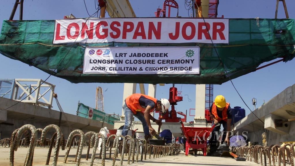 Pekerja dari PT Adhi Karya (Persero) Tbk menyelesaikan pekerjaannya di lokasi proyek pembangunan <i>longspan</i> atau jembatan panjang LRT Jabodebek lintas pelayanan 1 Cawang-Cibubur, Jakarta, Jumat (29/3/2019). 