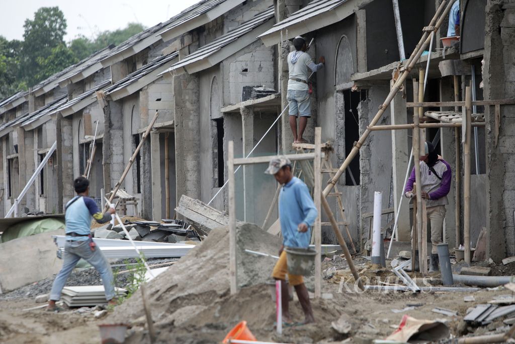 Pembangunan rumah di Kabasiran, Kecamatan Parung Panjang, Kabupaten Bogor, Jawa Barat, Kamis (19/1/2023).