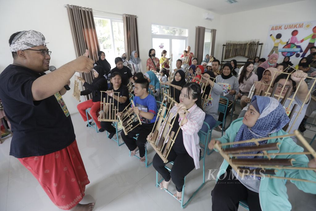 Suasana pelatihan angklung ABK UMKM di Griya ABK UMKM, Pondok Pucung, Pondok Aren, Tangerang Selatan, Banten, Sabtu (20/7/2024). 