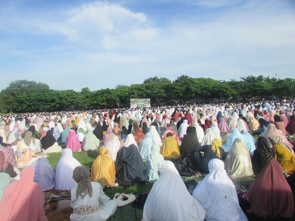 Lebih dari 3.000 umat Islam di Kota Kupang mengikuti shalat Idul Fitri di alun-alun rumah dinas gubernur NTT di Kupang, Rabu (10/4/2024).