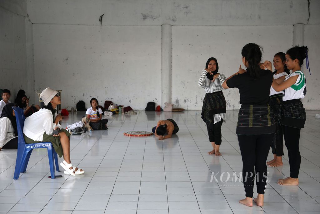 Laura Tias Avionita Sinaga, Pendiri Sanggar Tari Simalungun Home Dancer (Sihoda), menunggui anak didiknya yang sedang berlatih di Kompleks Museum Simalungun, Pematang Siantar, Sumatera Utara, Rabu (4/9/2024). 