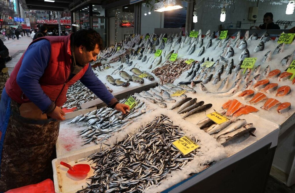 Seorang pedagang di pasar ikan di Ankara tengah menata dagangannya pada 20 Desember 2021. Inflasi terus menghantui Turki.
