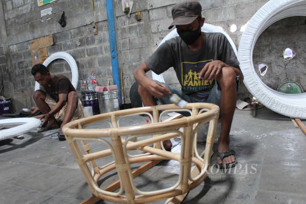 Perajin membuat produk rotan di gudang mitra PT Masagena Maruarar Salawasna (Molja Furniture) di Plumbon, Kabupaten Cirebon, Jawa Barat, Selasa (10/9/2024). 