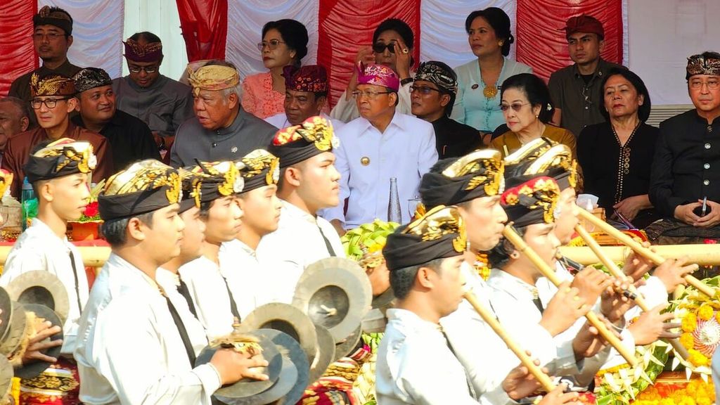 Menteri Pariwisata dan Ekonomi Kreatif Sandiaga Salahuddin Uno (kiri) dan Menteri Pekerjaan Umum dan Perumahan Rakyat Basuki Hadimuljono (dua dari kiri) menghadiri pembukaan Pesta Kesenian Bali 2023 di Bali, Minggu (18/6/2023). Pada acara tersebut, hadir pula Ketua Umum Partai Demokrasi Indonesia Perjuangan (PDI-P) Megawati Soekarnoputri dan Ketua Dewan Pimpinan Pusat (DPP) PDI-P Prananda Prabowo.