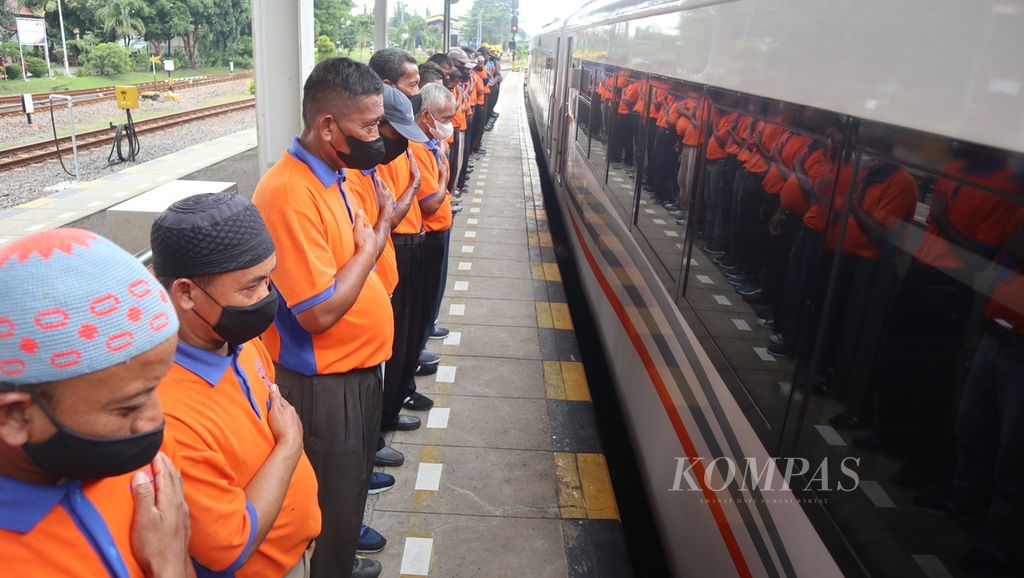 Porter dan petugas memberikan salam hormat kepada penumpang kereta di Stasiun Cirebon, Kota Cirebon, Jawa Barat, Selasa (7/3/2023) siang. Salam hormat merupakan ucapan terima kasih kepada penumpang yang menggunakan kereta api. Di stasiun itu, terdapat 115 porter yang siap melayani penumpang.