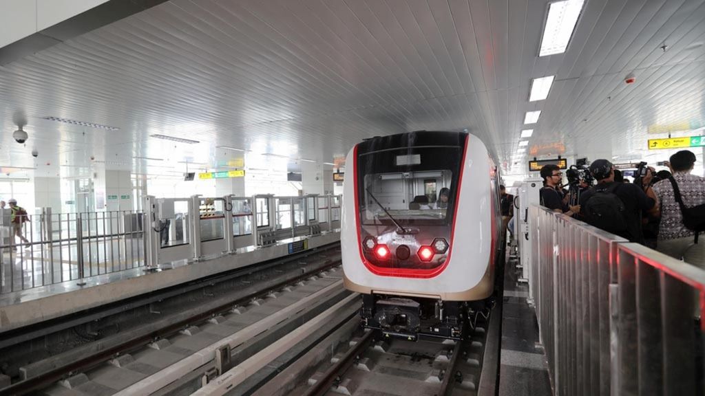 Kereta ringan atau Light Rail Transit (LRT) Jakarta rute Velodrome-Kelapa Gading berhenti di Stasiun Velodrome, Rawamangun, Jakarta Timur, Senin (25/2/2019). 