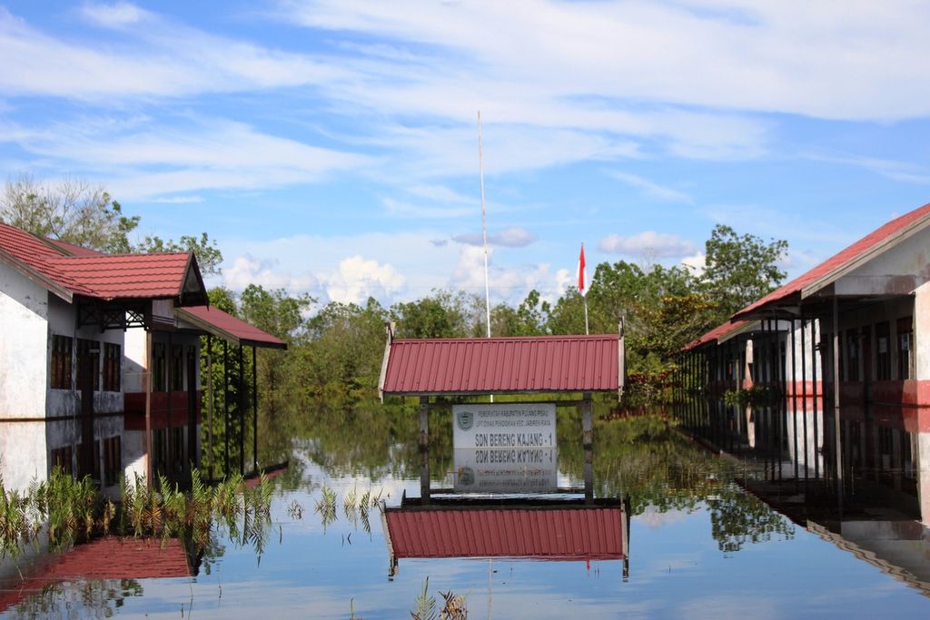 Salah satu sekolah dasar di Desa Tumbang Nusa, Kabupaten Pulang Pisau, Kalimantan Tengah, terendam banjir pada Minggu (21/11/2021) selama lebih kurang lima hari.