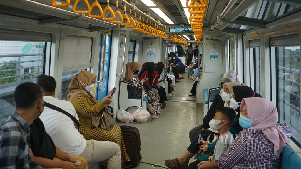 Situasi di dalam kereta ringan (light rail transit/LRT) Palembang, Selasa (20/12/2022). 