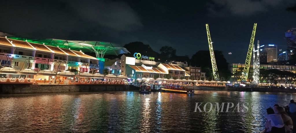 Pemandangan wisata air di kawasan Clarke Quay, Singapura, Kamis (15/9/2023). Taman Fort Canning terletak di belakang Clarke Quay. 