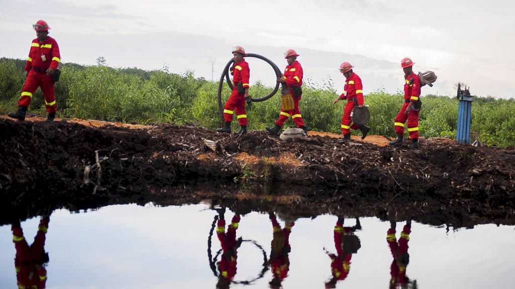 Members   of a Sinar Mas  Forestry firefighting team conduct a practice drill on a timber estate area in Minas, Siak, Riau, on Thursday (26/1/2017). According to the Meteorology, Climatology and Geophysics (BMKG), the dry season this year will be drier than normal and this could cause more fires. President Joko Widodo has asked all parties to be more serious in the fight against forest and land fires.
