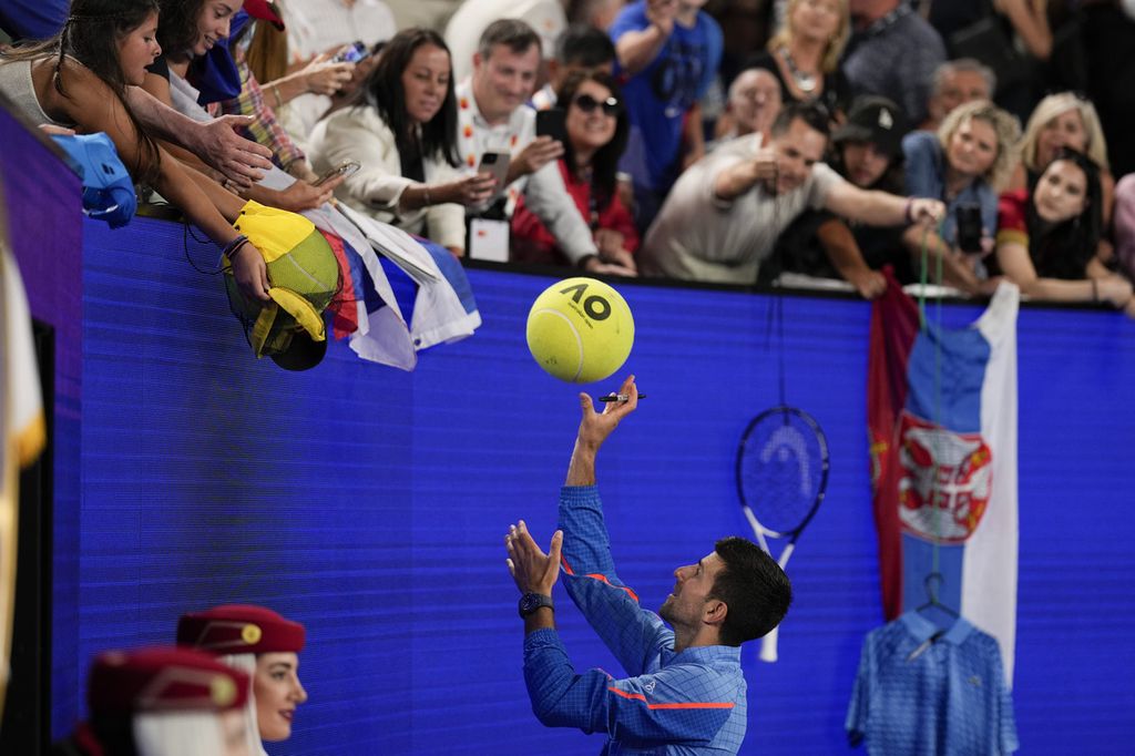Petenis Serbia Novak Djokovic memberikan tanda tangan setelah pertandingan babak keempat Australia Terbuka melawan petenis Australia Alex de Minaur, Senin (23/1/2023). Djokovic menang 6-2, 6-1, 6-2. 