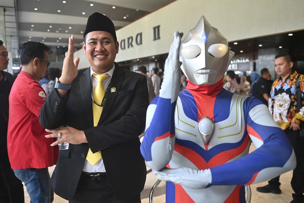 Anggota DPR masa bakti 2024-2029, Jamaludin Malik, berpose dengan maskot kampanyenya seusai pelantikan di Kompleks Parlemen, Senayan, Jakarta, Selasa (1/10/2024).