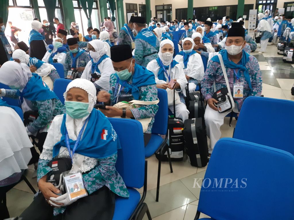 Calon jemaah haji kloter pertama asal Ogan Komering Ulu Timur tiba di embarkasi Palembang, Jumat (24/6/2022). 