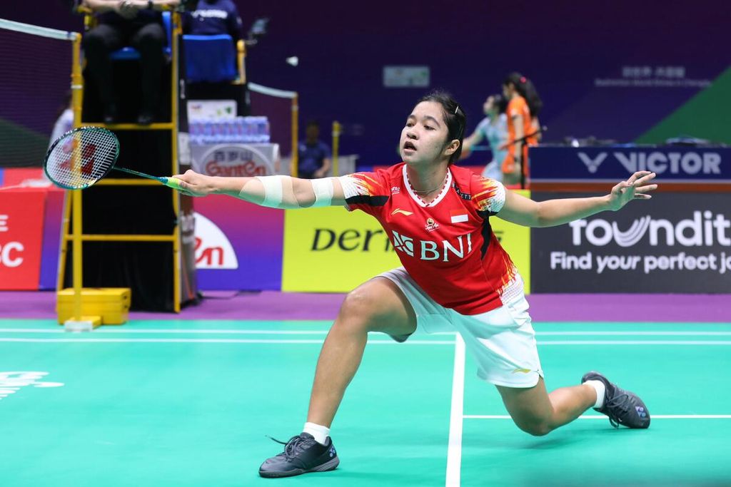 Ester Nurumi Tri Wardoyo struck a smash while competing against Saloni Samirbhai Mehta (Hong Kong) in the Group C preliminary round of the Uber Cup at Chengdu Hi Tech Zone Sports Centre Gymnasium, Chengdu, China on Saturday (27/4/2024). Ester won with a score of 21-14, 21-12.