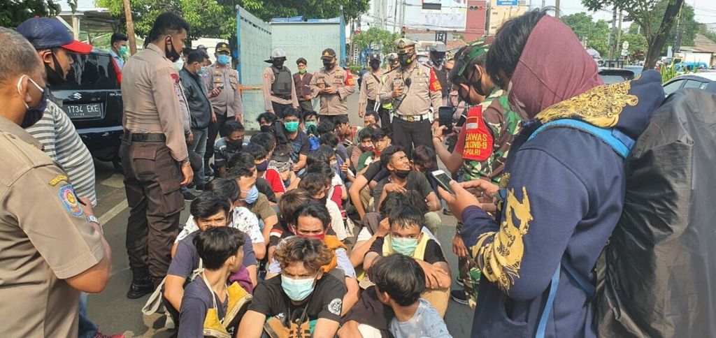 Polres Metro Depok menahan 37 pelajar SMP, dan SMA/SMK yang hendak berangkat ke Jakarta mengikuti unjuk rasa RUU Cipta Kerja, Selasa (13/10/2020).