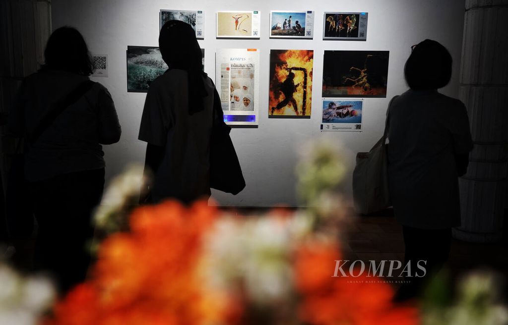 Sejumlah karya foto jurnalistik harian <i>Kompas </i>yang masuk dalam platform <i>non-fungible token</i> (NFT) turut dipamerkan dalam pameran berjudul Meta Art: Merayakan Seni Digital di Bentara Budaya Jakarta, Jakarta, Jumat (3/2/2023). 
