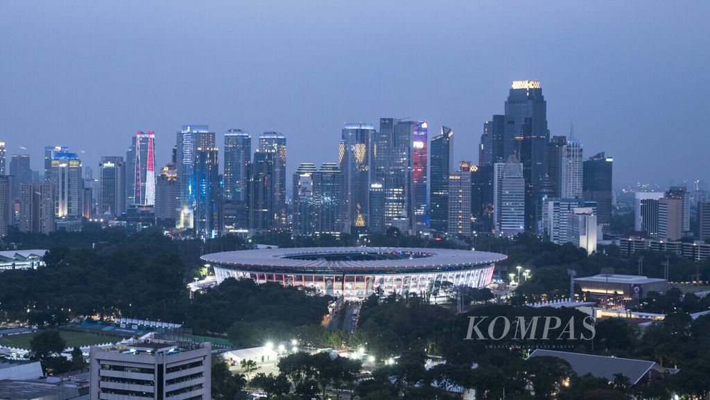 Pemandangan komplek Gelora Bung Karno di Jakarta saat senja hari pada saat menjelang pembukaan Asian Games 2018, Sabtu (18/8/2018). 