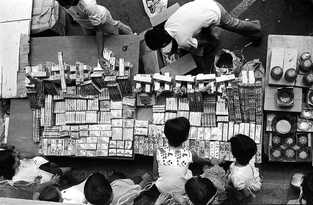 Pedagang menjual aneka petasan di Pasar Blok M, Jakarta, jelang Lebaran, 22 Agustus 1979.
