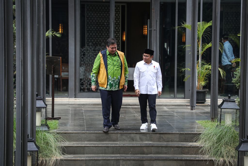 Ketua Umum Partai Golkar Airlangga Hartarto (kiri) berjalan bersama Ketua Umum Partai Kebangkitan Bangsa (PKB) Muhaimin Iskandar di Plataran, Senayan, Jakarta, Rabu (3/5/2023). 