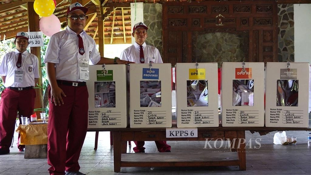 Para petugas di TPS 20 RT 003 RW 007, Kelurahan Curug, Kecamatan Bogor Barat, Kota Bogor, melayani para pemilih menggunakan seragam ala siswa sekolah dasar, Rabu (17/4/2019). 