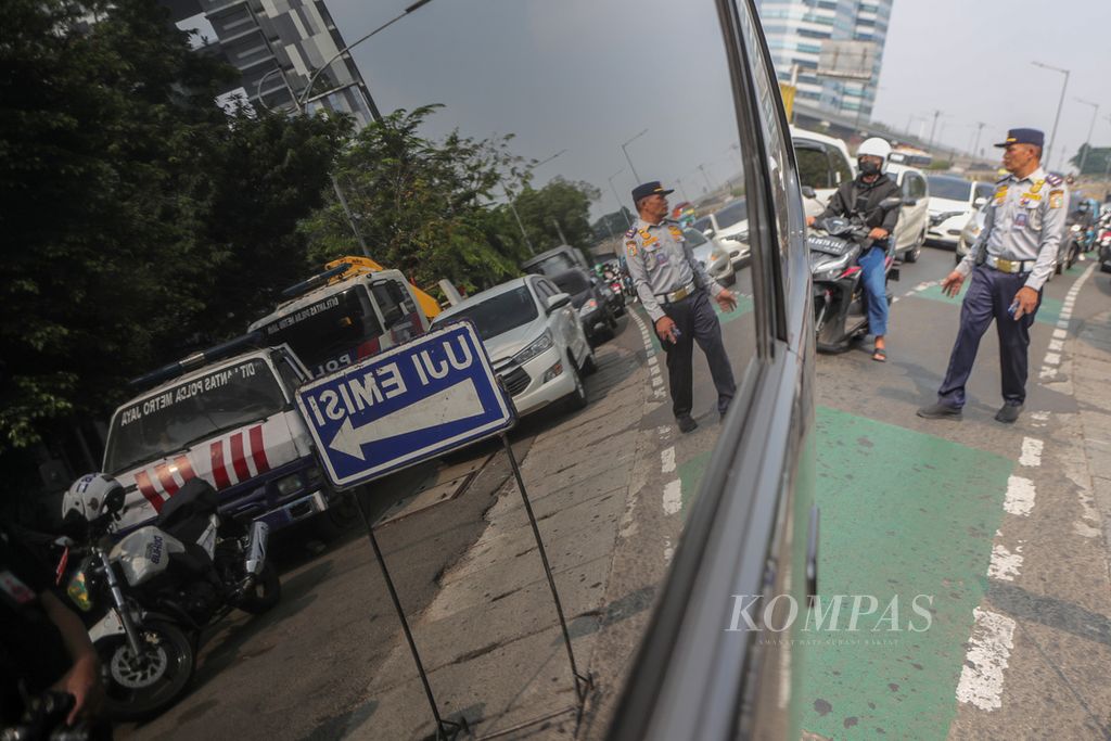 Petugas dinas perhubungan mengatur lalu lintas di Jalan Letjen MT Haryono, Jakarta Selatan, Jumat (1/9/2023). 