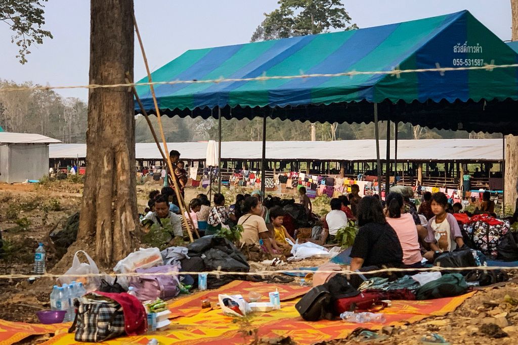 Warga yang melarikan diri dari pertempuran antara militer Myanmar dan kelompok pemberontak etnis berlindung di sisi Thailand, di Sungai Moei, Distrik Mae Sot, Provinsi Tak, pada 7 April 2023. Ribuan orang melarikan diri ke Thailand menyusul pertempuran sengit antara pemberontak Myanmar dan pemberontak. militer. 