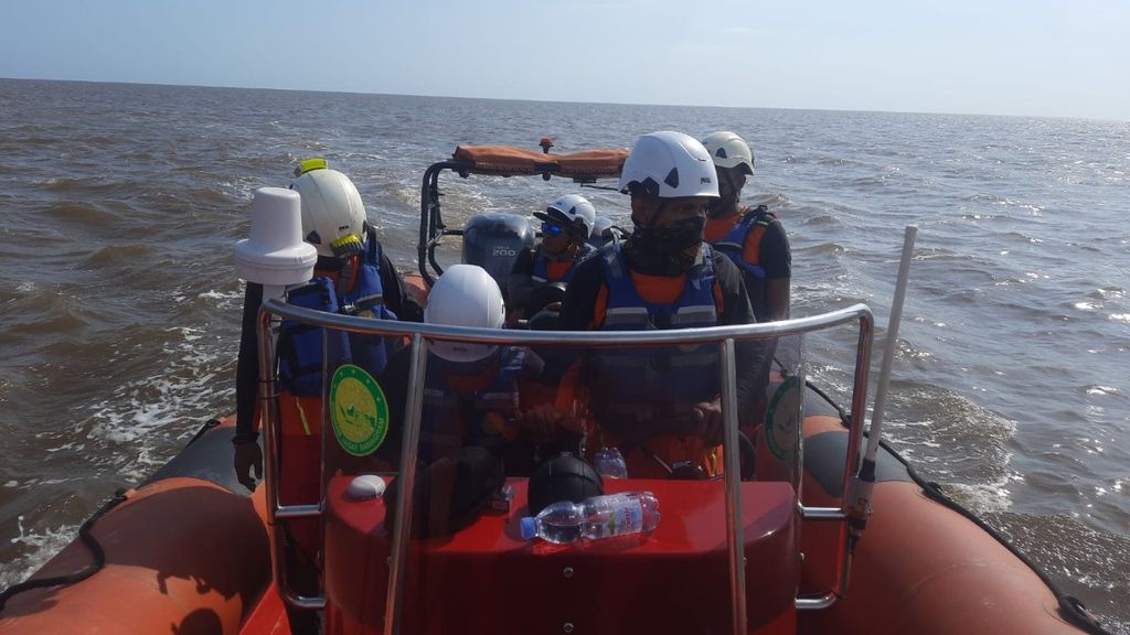 Petugas melakukan operasi pencarian korban hilang dalam musibah kapal tenggelam di perairan Muara Sungai Barito, Kalimantan Selatan, Selasa (23/8/2022).