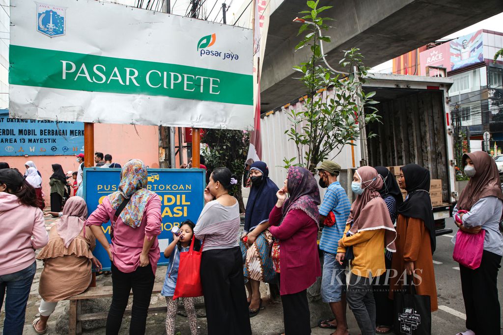 Warga mengantre untuk dapat membeli sembako murah menggunakan Kartu Jakarta Pintar (KJP) di Pasar Cipete, Jakarta Selatan, Senin (6/2/2023). Program subsidi pangan yang kembali digelar ini diminati masyarakat penerima manfaat.